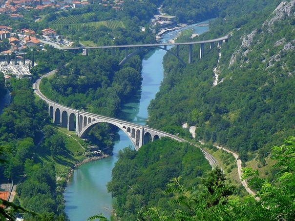 Мост Солкан (Solan Bridge), Словения Очень живописный каменный железнодорожный мост находится в Словении, он раскинувшись над рекой Соча объединяет две страны: Словению и Италию. Он своим